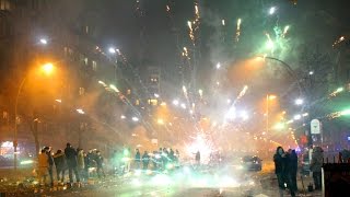 Silvesterballerei Nr 1 Raketen Böller zu Silvester 2016 Berlin Feuerwerksvitrine [upl. by Waal]